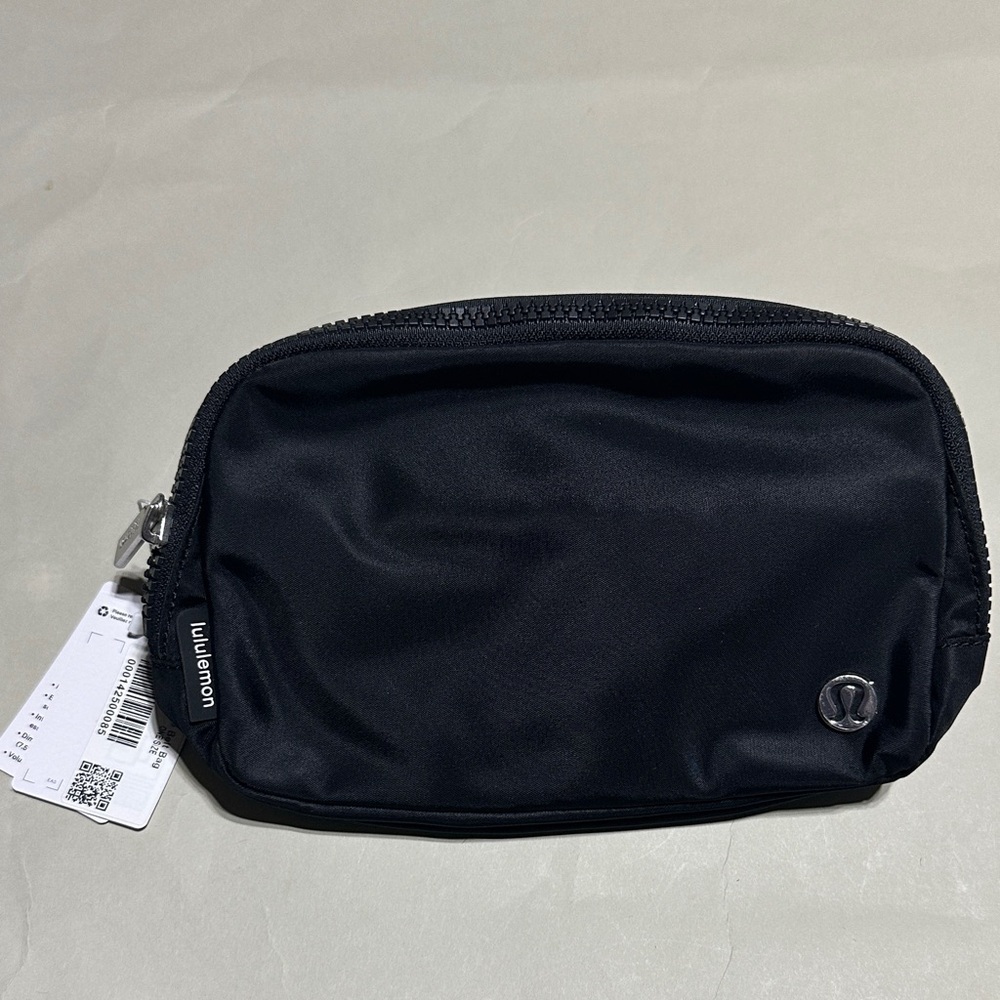 👉 lululemon athletica Black Toiletry Bag Unisex